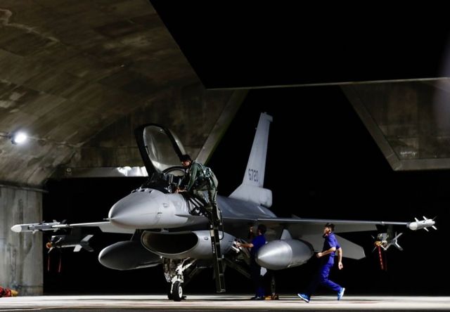 台湾花莲空军基地内，台湾空军一架F-16v战机准备执行夜间起飞任务（2022年8月17日）。