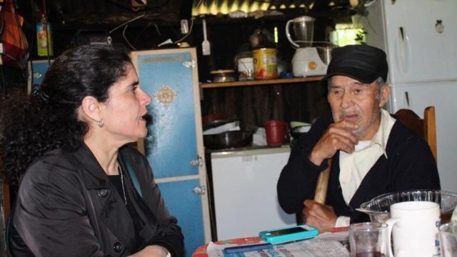 La investigadora Paula Miranda con Nicasio López, esposo de Juana Lepitaf, una de la cantoras entrevistadas por Violeta Parra