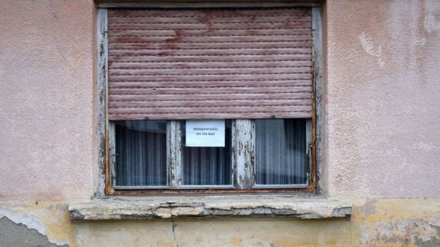 Casa con un aviso de "se vende" en el este de Croacia