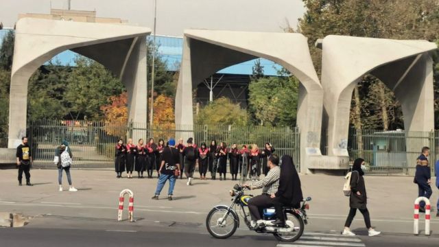 تصویری که چند روز پیش از زنان بدون حجاب در مقابل دانشگاه تهران منتشر شد