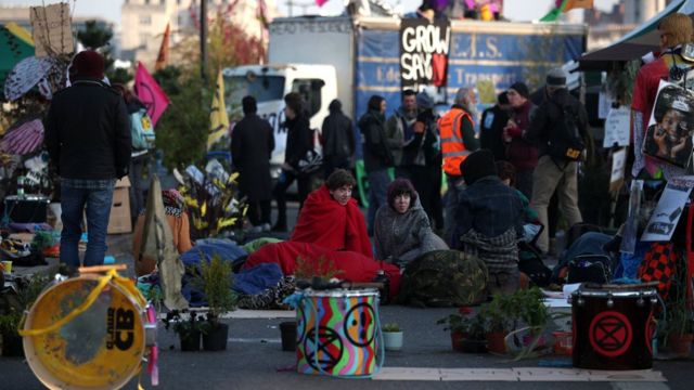 Активисты заняли мост Ватерлоо в центре Лондона