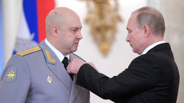 O presidente Vladimir Putin condecora o general Sergei Surovikin.