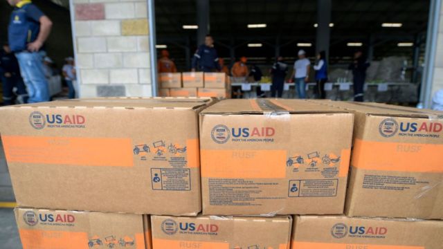 Paquetes de ayuda humanitaria de Estados Unidos en el centro de acopio de Cúcuta.