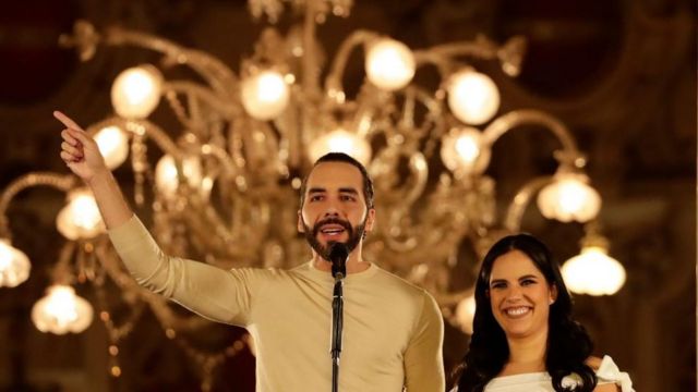 El actual presidente Nayib Bukele (iz.), habla desde el Palacio Nacional con su esposa Gabriela Rodríguez de Bukele (R) en San Salvador, El Salvador, el 4 de febrero de 2024.