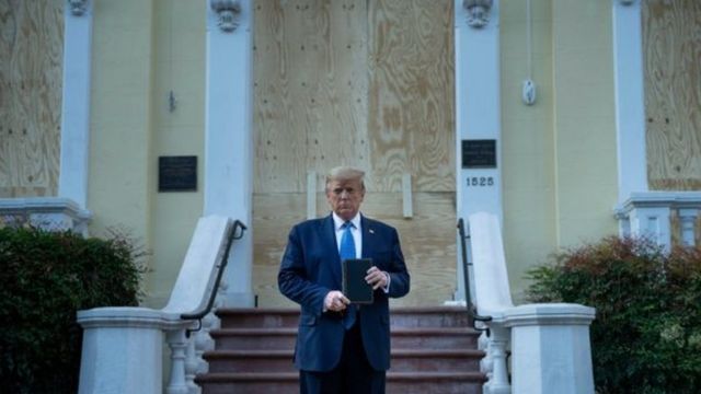 Polisi yakoresheje imyuka iryana mu maso mu gutatanya abigaragambirizaga hafi ya White House, mbere gato yuko Perezida Trump ahanyura akifotoreza imbere y'iyi kiliziya