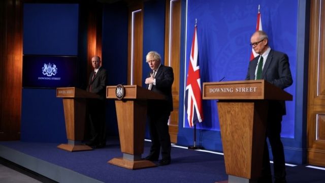 Boris Johnson dá entrevista coletiva para revelar novas medidas, em Downing Street em 27 de novembro de 2021