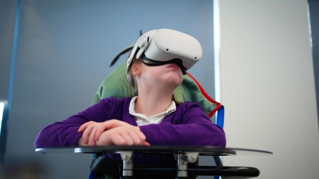 سيرين تستخدم تقنية الواقع الافتراضي