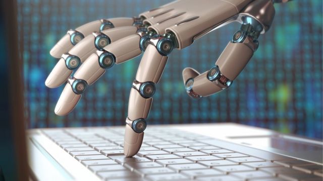 Рука робота, нажимающая на клавиатуру