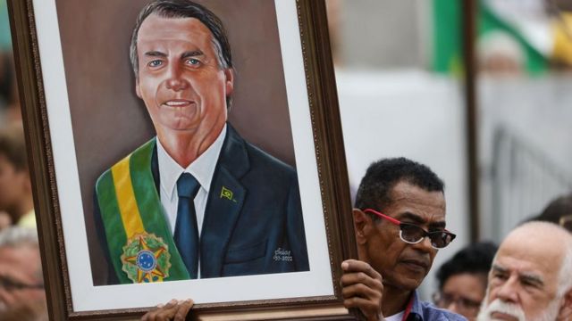 Apoiadores de Bolsonaro com retrato do presidente
