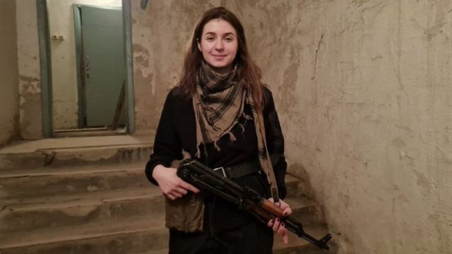 Yaryna Arieva tenant un fusil
