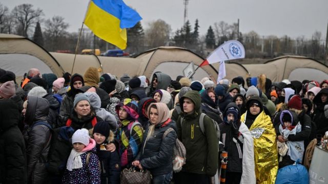 Беженцы из Украины пересекают польскую границу