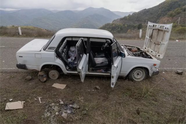 یکی از خودروهای رها شده در کریدور لاچین- تنها مسیر خروج از قره باغ به ارمنستان