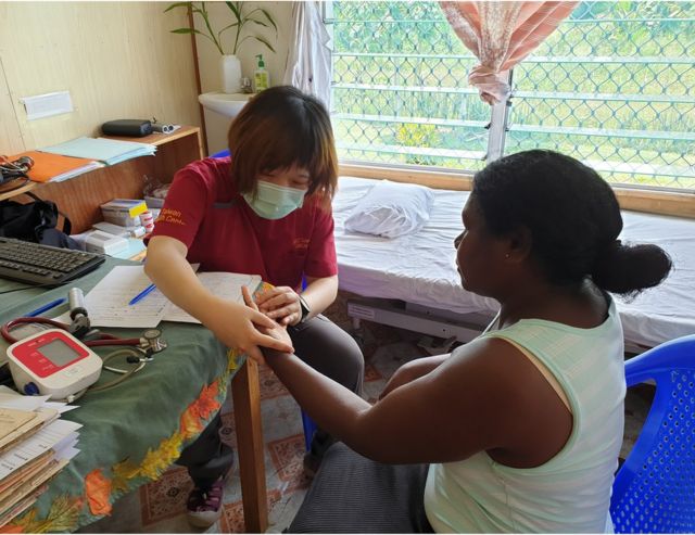 郭欣慧說，台灣醫生來到首都的中央醫院後，一天最多可以看診150-200人。不過她這三年去的遠方小島，都只有派駐護理師