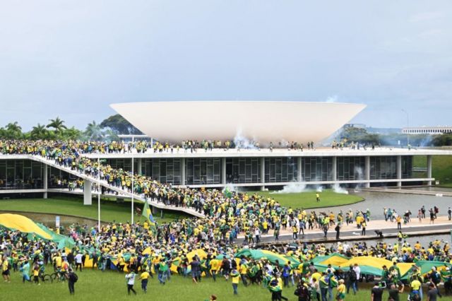 Apoiadores de Bolsonaro na rampa do Congresso