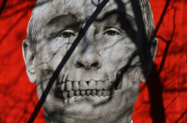 Affiche avec une photo de Poutine, stylisée comme un crâne