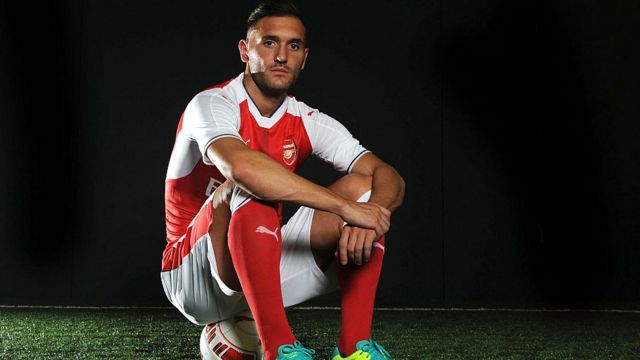 Lucas Perez devrait épauler Olivier Giroud au poste d'attaquant de pointe.