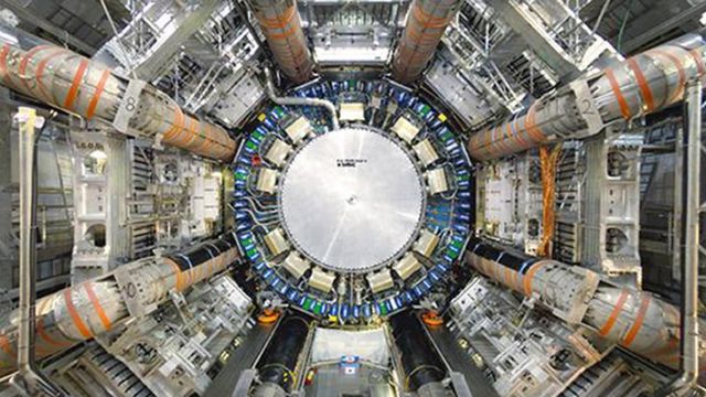 مصادم الهيدرونات الكبير في مجمع سيرن العلمي