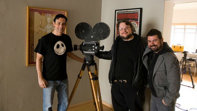 Guillermo del Toro (centro) com seu amigo e também diretor Rodolfo Guzmán (à direita)