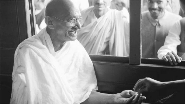 காந்தியின் படுகொலை குறித்து பாகிஸ்தான் பிரதமர் லியாகத் அலி கான் வெளியிட்ட அறிக்கையில், 'இந்த இக்கட்டான நேரத்தில் இந்திய அரசியலில் இருந்து காந்தி மறைந்தது ஈடு செய்ய முடியாத இழப்பு' என்று கூறியிருந்தார்