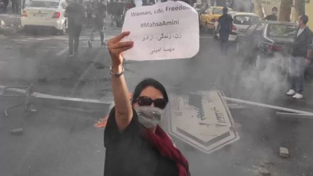 اعتراضات در ایران که زنان و دختران پیشروی آن بودنده اند از اواخر شهریور ماه آغاز شد