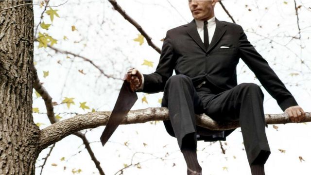 Мужчина пилит сук, на котором сидит