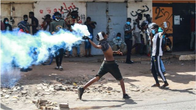 قادة عسكريين يسيطرون على الخرطوم أمروابعمليات ضد المتظاهرين أسفرت عن مقتل 87 شخصا