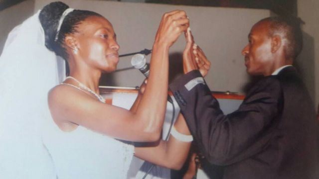 Terry Apudo le pone el anillo a Harry Olwande en la catedral de Todos los Santos de Nairobi en julio de 2005.