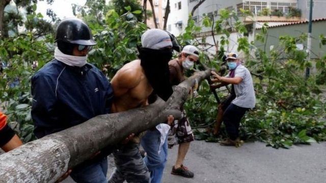 Những người thuộc phe đối lập dùng cây chặn đường phố thủ đô Cacaras