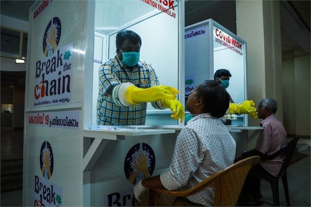 Un kiosco móvil que hace la prueba de coronavirus en Kerala, India