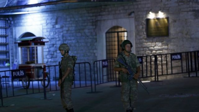 イスタンブールのタクシム広場に配備された兵士たち
