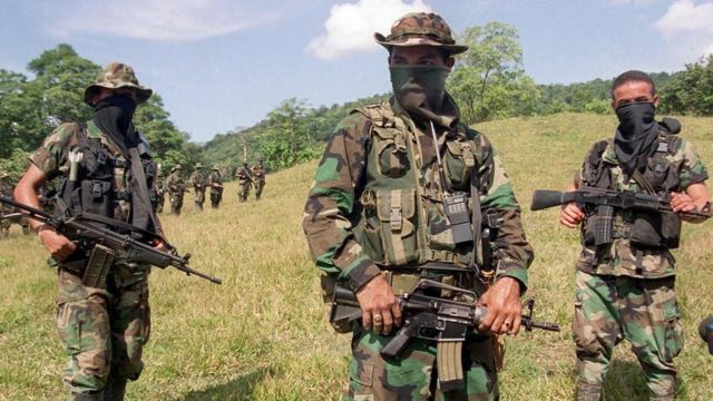 Paramilitares con caras tapadas en la selva de Colombia.
