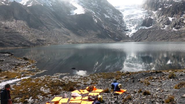 Lago glaciar cerca de las localidades de Pelechuco y Agua Blanca, en la región de Apolobamba en el norte de Bolivia