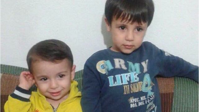 Alan Kurdi, en la izquierda, y su hermano Galib Kurdi
