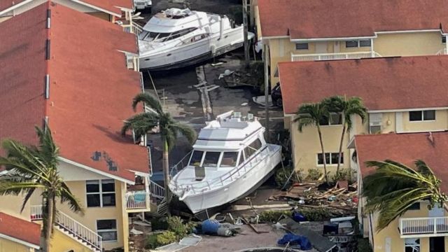 Barcos incrustados entre casas en Florida tras el paso del huracán Ian.