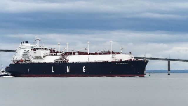 Cargo ship transports LNG