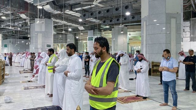 Muslimiinta oo tukanaya salaad Subax Masjidka Mevlana ee magaalada Berlin