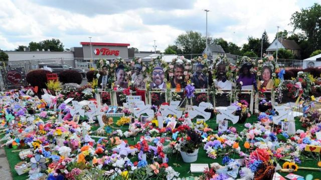Fotos de las víctimas y tributos florales frente al supermercado que fue escenario del tiroteo de Búfalo