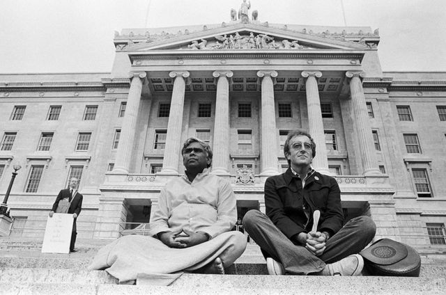 Peter Sellers e Swami Vishnudevananda em uma missão de paz em Belfast, setembro de 1971