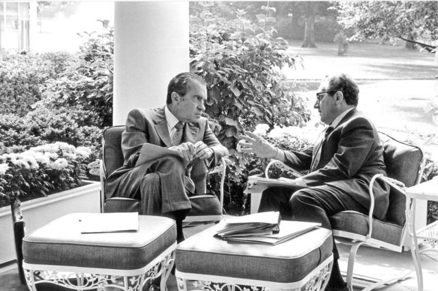 Tổng thống Mỹ Richard Nixon (trái) trong cuộc gặp với Cố vấn An ninh Quốc gia, Henry Kissinger (phải) tại Nhà Trắng, vào ngày 16/09/1972