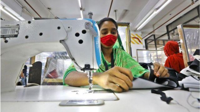 বাংলাদেশের গার্মেন্টস শিল্প বৈদেশিক মুদ্রা আয়ের বড় উৎস।