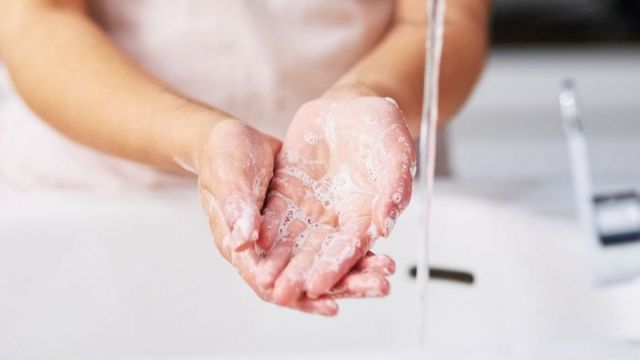 전문가들의 반복된 조언은 바로 ’비누와 따뜻한 물로, 최소 20초 이상 손을 씻어라’였다