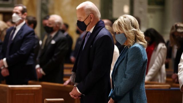 Joe Biden y su esposa Jill en misa.