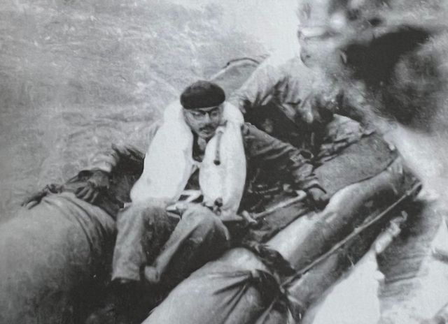 ரப்பர் படகில் நேதாஜி