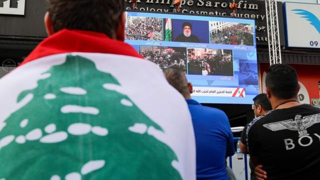 لبنانيون يتابعون خطاب حسن نصر الله عبر شاشة