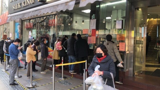 上海部分店家仍正常營業，市民出門皆戴著口罩