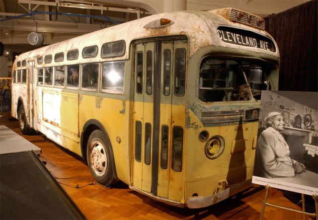 Autobús en el que viajaba Rosa Parks en el Museo Henry Ford en Dearborn, Michigan, durante una ceremonia conmemorativa del aniversario de la hazaña desafiante de Rosa Parks (Foto de archivo, 2001)