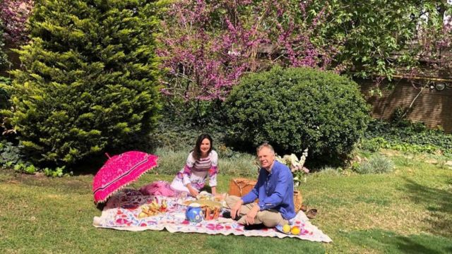 راب مک‌ایر سفیر بریتانیا در ایران نوشته که به خاطر کرونا سیزده بدر را در به همراه خانواده در باغ سفارت می‌گذراند