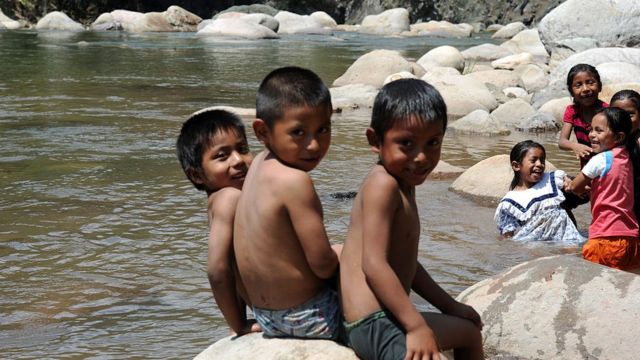Niños lencas en la ribera del río Gualcarque