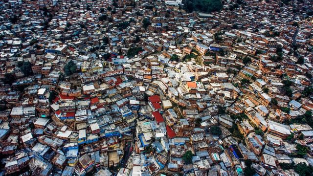 石油生产大国委内瑞拉，超过一半人口贫困。在首都加拉加斯东部，形成大面积的贫民聚集地。(photo:BBC)
