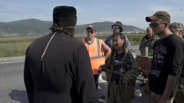 Священник и отряд шамана